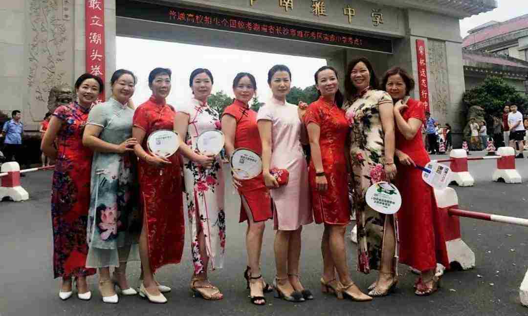 高考三天妈妈穿旗袍什么颜色(送高考妈妈穿的新款旗袍)